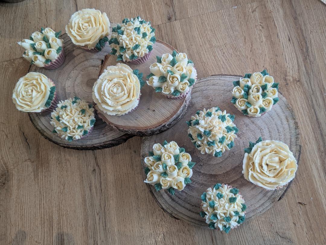 Box of 12 cupcakes with buttercream decoration